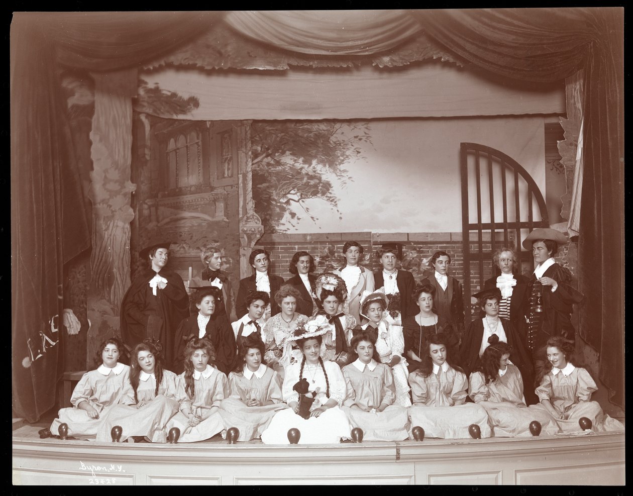 En scene fra en amatøropsætning af et stykke med titlen Angelina, The Orphaned Heiress, opført på Barnard College, New York (sølvgelatineprint) af Byron Company