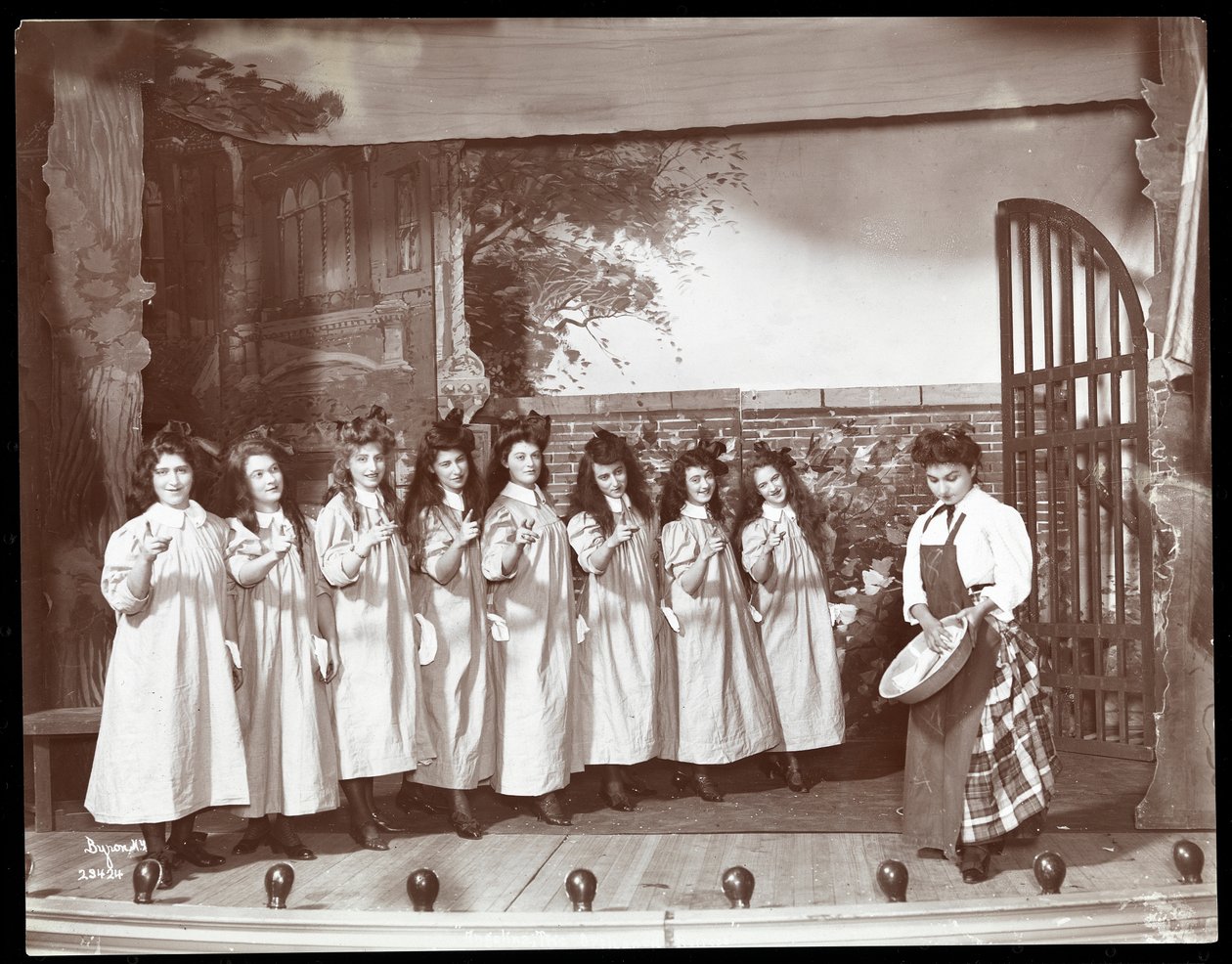 En scene fra en amatørproduktion af et teaterstykke med titlen Angelina, The Orphaned Heiress præsenteret på Barnard College, New York (sølv gelatinetryk) af Byron Company