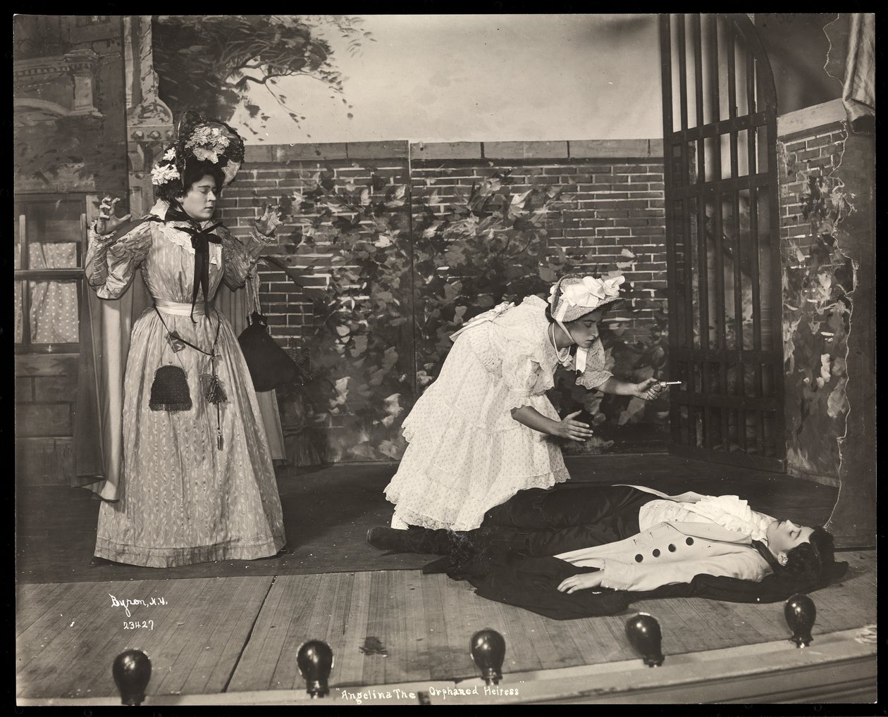 En scene fra en amatørproduktion af et teaterstykke med titlen Angelina, The Orphaned Heiress præsenteret på Barnard College, New York (sølv gelatinetryk) af Byron Company