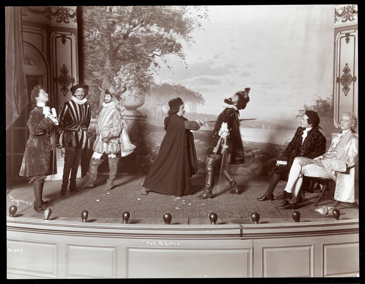 En scene fra en amatørproduktion af et teaterstykke med titlen The Critic præsenteret på Barnard College, New York (sølv gelatinetryk) af Byron Company