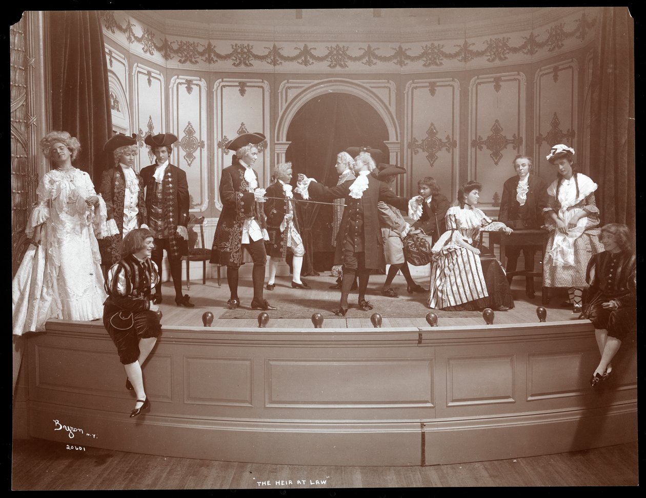 En scene fra en amatøropsætning af et stykke med titlen The Heir at Law, opført på Barnard College, New York (sølvgelatineprint) af Byron Company