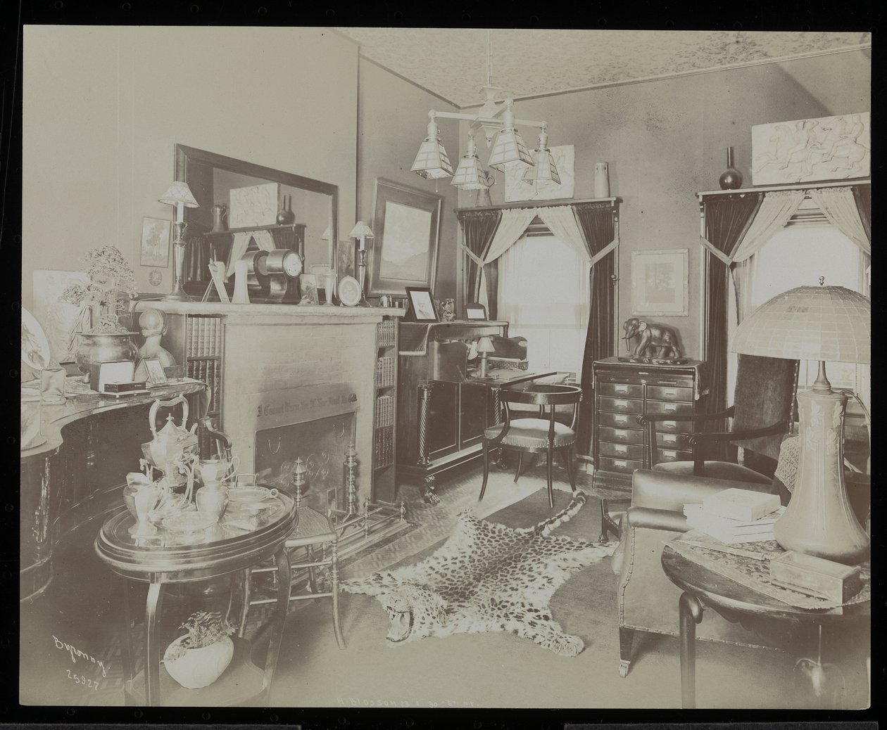 En stue i dramatikeren Henry Martyn Blossoms hjem på 23 East 30th Street, New York, 1908 (sølvgelatineprint) af Byron Company