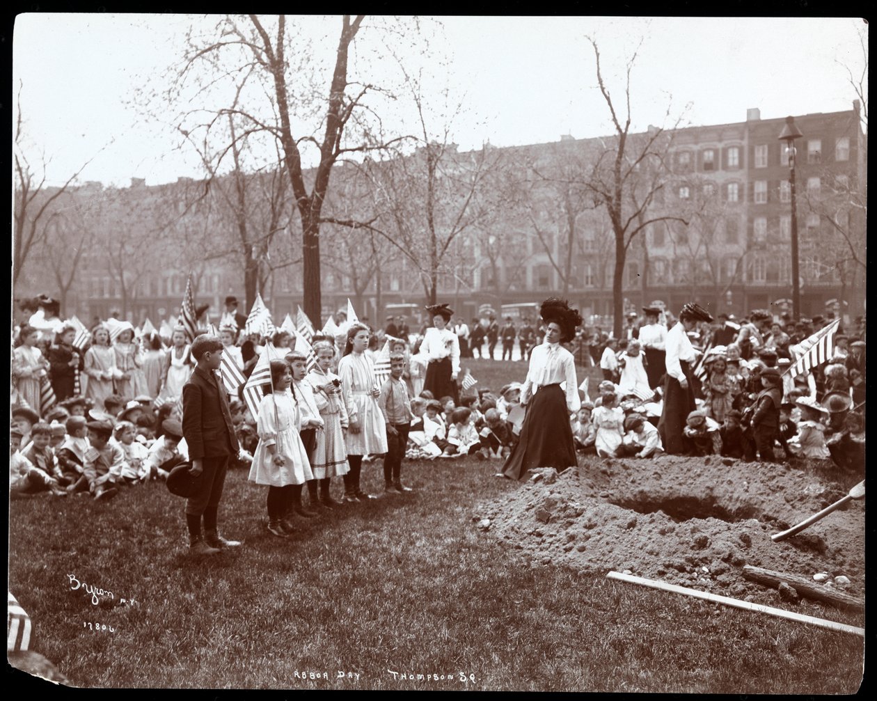 Voksne og børn holder flag stående omkring et nygravet hul til en træplantning på Arbor Day i Tompkins Square Park, New York, 1904 (sølv gelatinetryk) af Byron Company