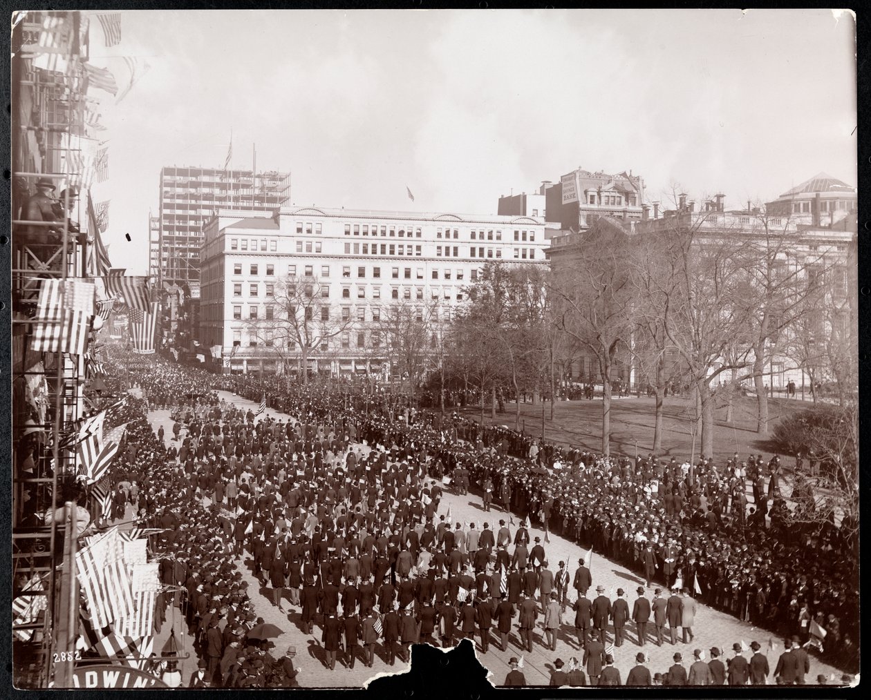 Luftfoto af mænd, der marcherer i den republikanske guldstandardparade på Broadway ved City Hall Park, New York, 1898 (sølvgelatineprint) af Byron Company