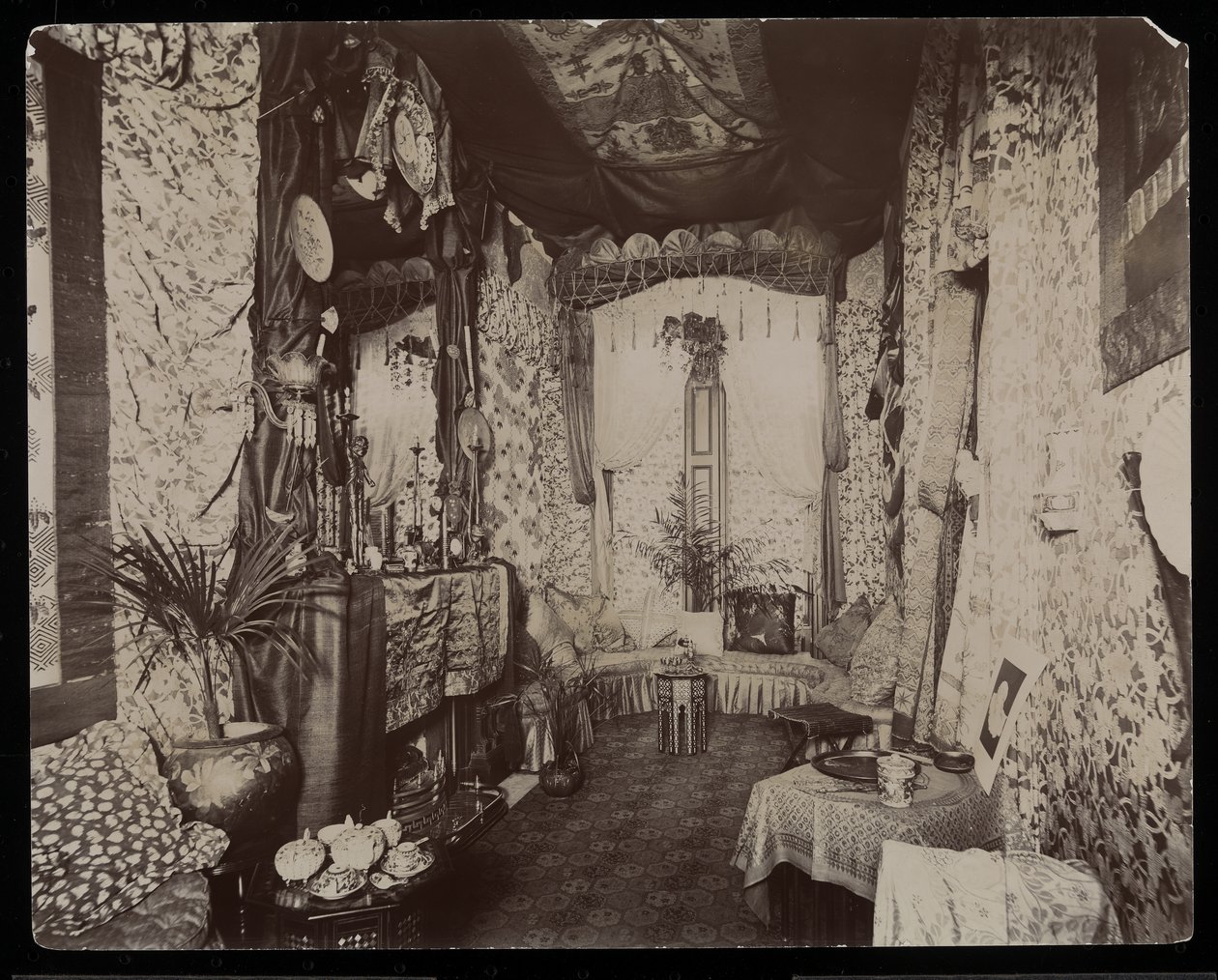 En udsmykket stue i Blakely Hall-boligen på 11 West 45th Street, New York, 1896-98 (sølv gelatinetryk) af Byron Company