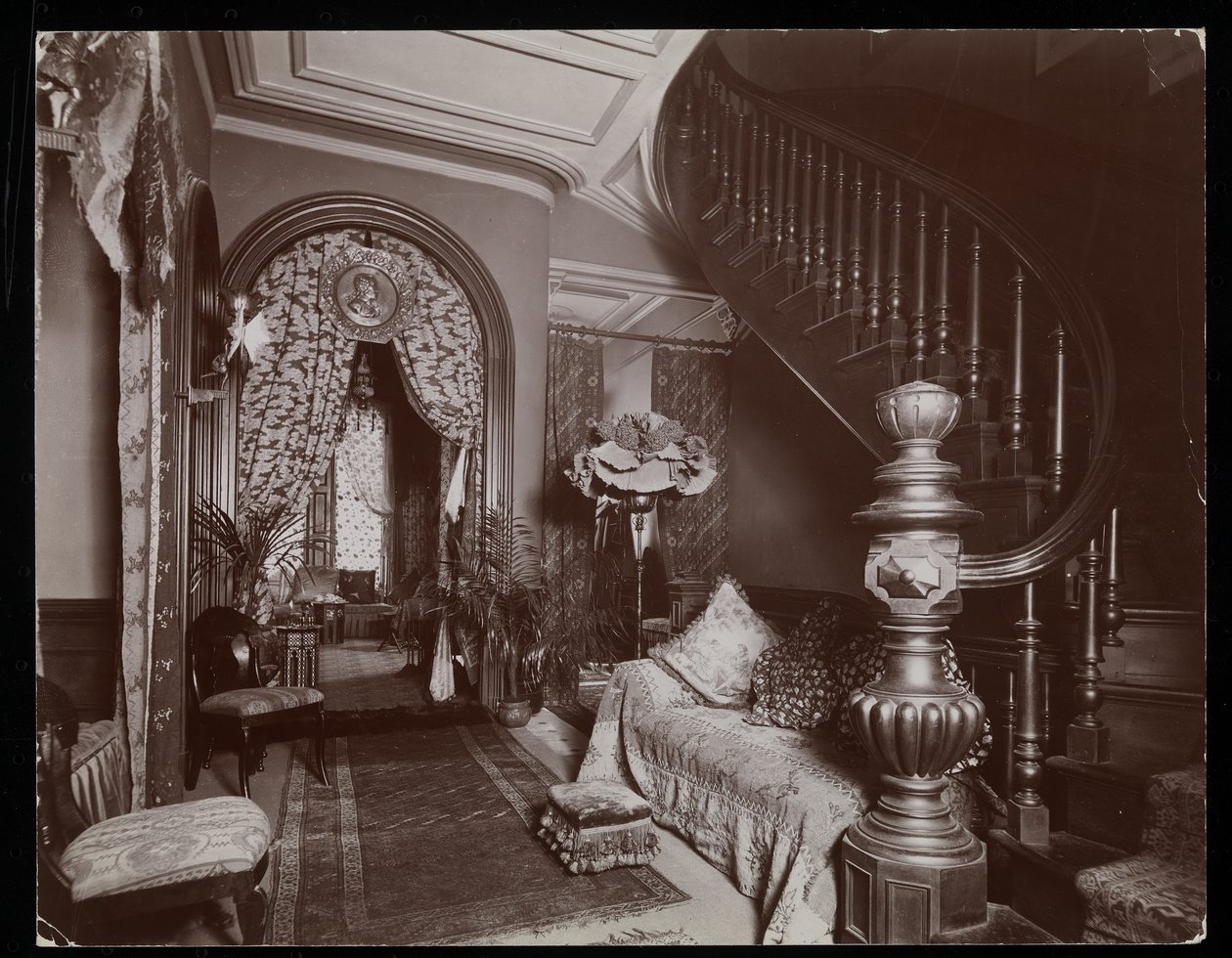En udsmykket stue i Blakely Hall-boligen på 11 West 45th Street, New York, 1896-98 (sølv gelatinetryk) af Byron Company