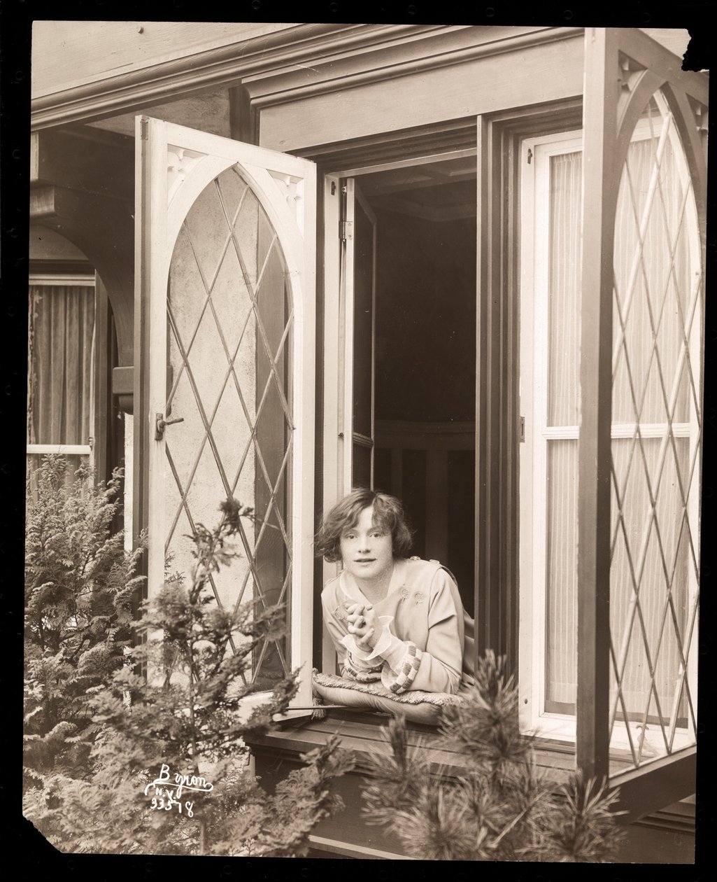 Anne Murdock at Home, ca. 1915 (sølv gelatinetryk) af Byron Company