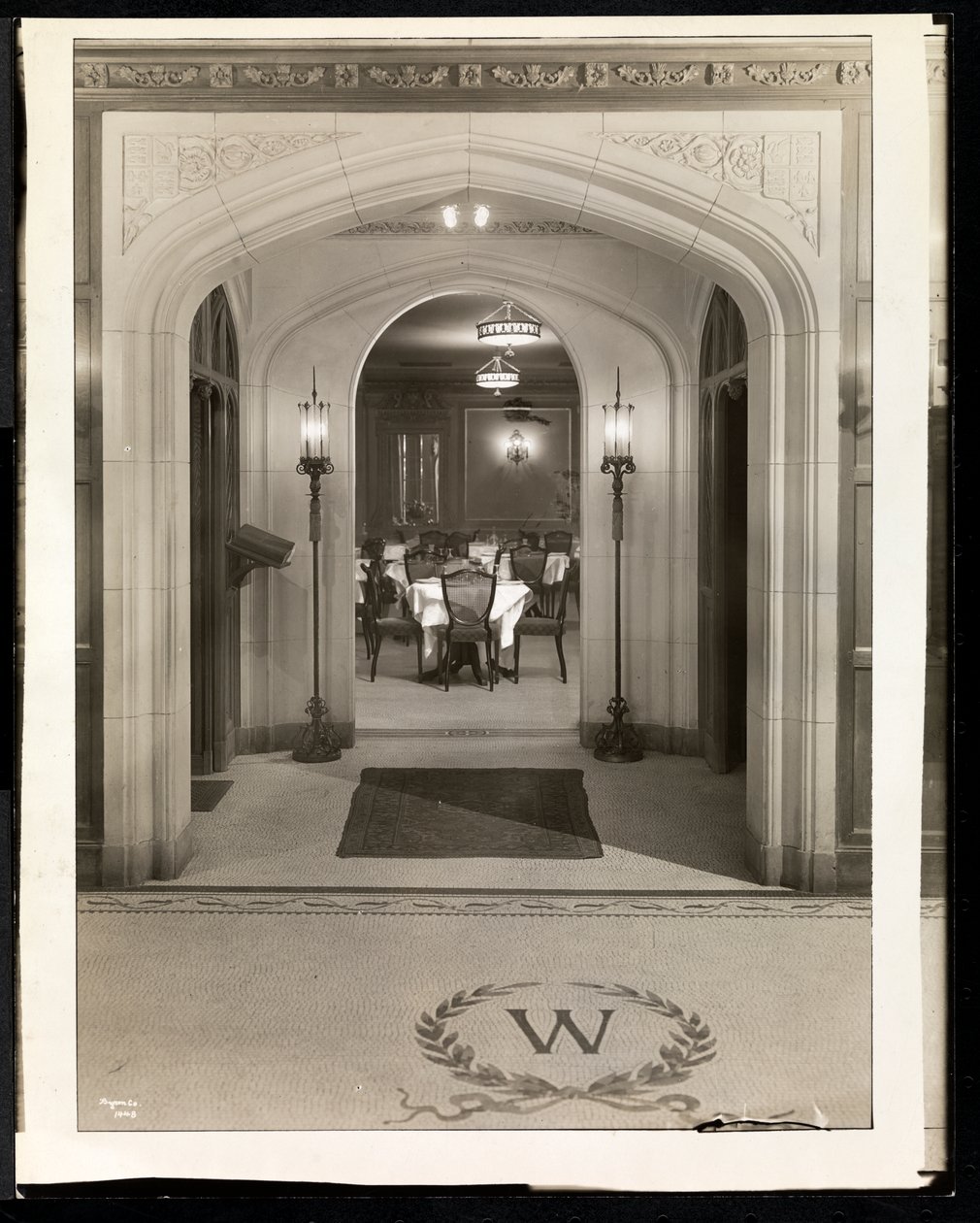 Buegang, der fører ind til spisestuen på Hotel Woodward, Broadway og 55th Street, New York, 1920 (sølv gelatinetryk) af Byron Company