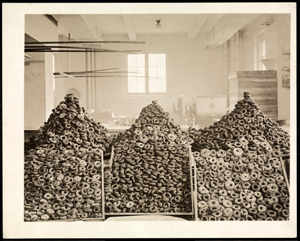 Beholdere med donuts til Frelsens Hær på Hotel Commodore, 1919 (sølv gelatinetryk) af Byron Company