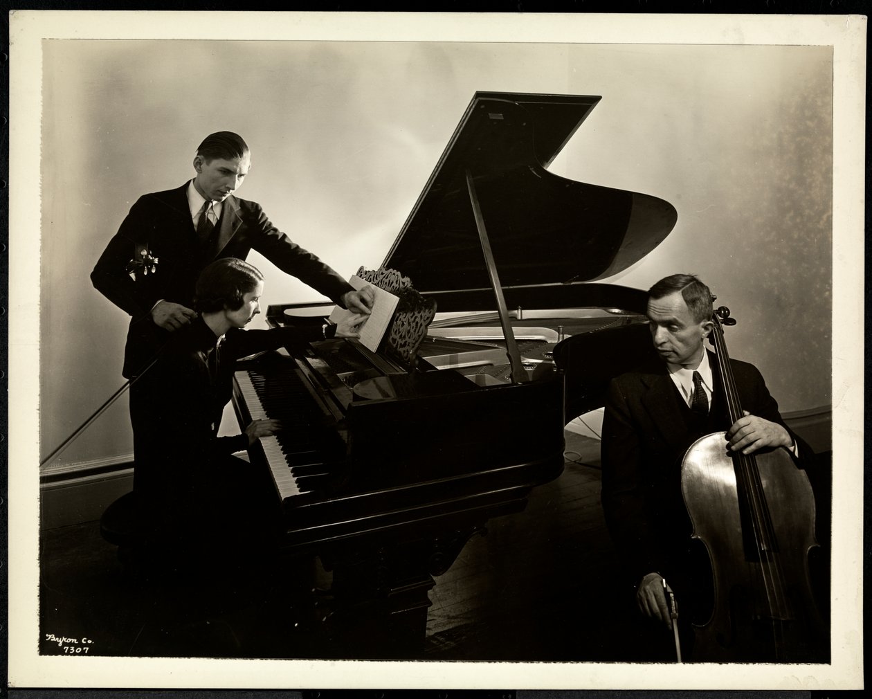 Blind kvinde, Miss Harding, ved klaveret instruerer to blinde mænd i violin og cello, 1936 (sølv gelatinetryk) af Byron Company