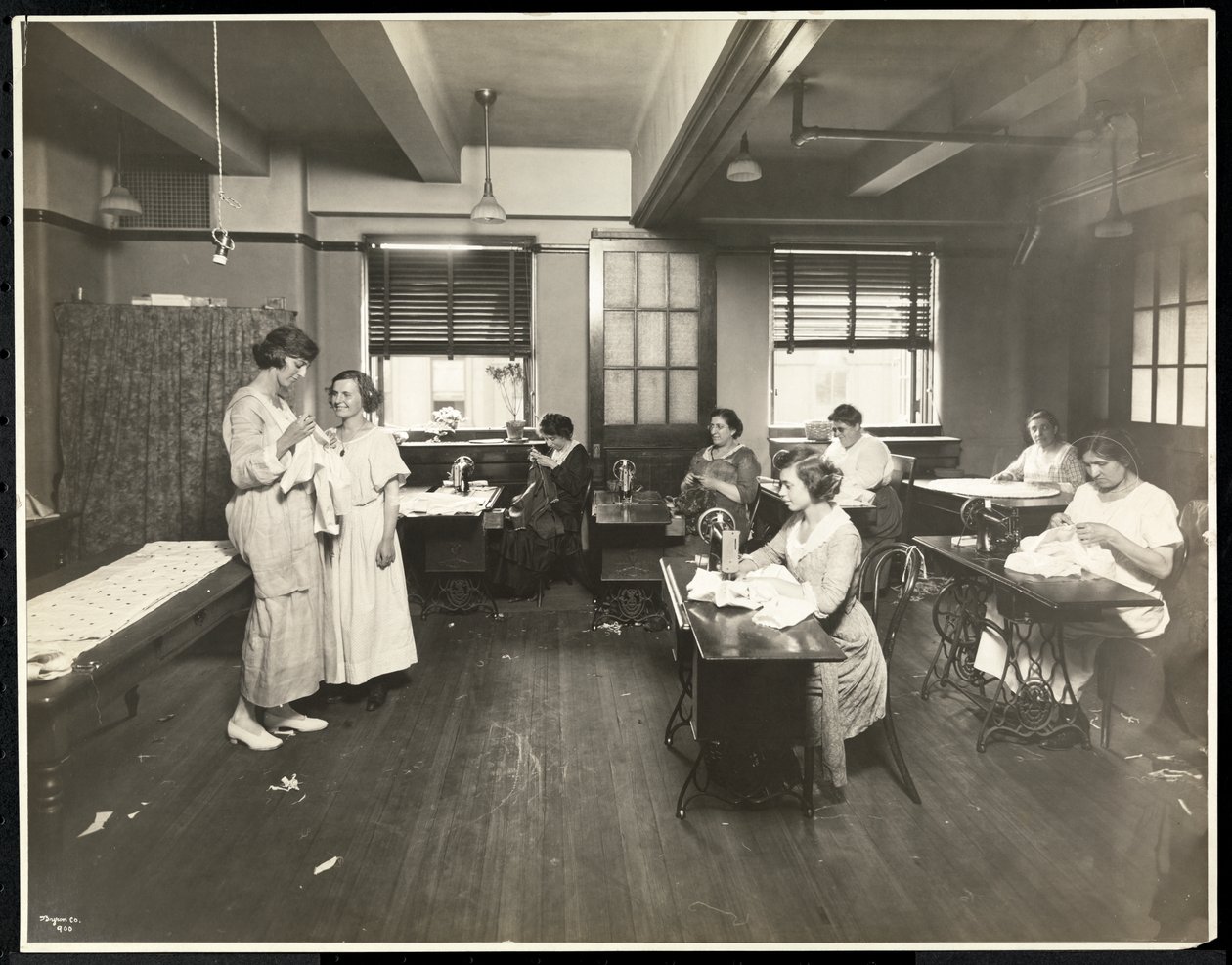 Blinde unge kvinder og en lærer, der syr i et klasseværelse hos New York Association for the Blind, 111 East 59th Street, New York, 1921 (sølv gelatinetryk) af Byron Company