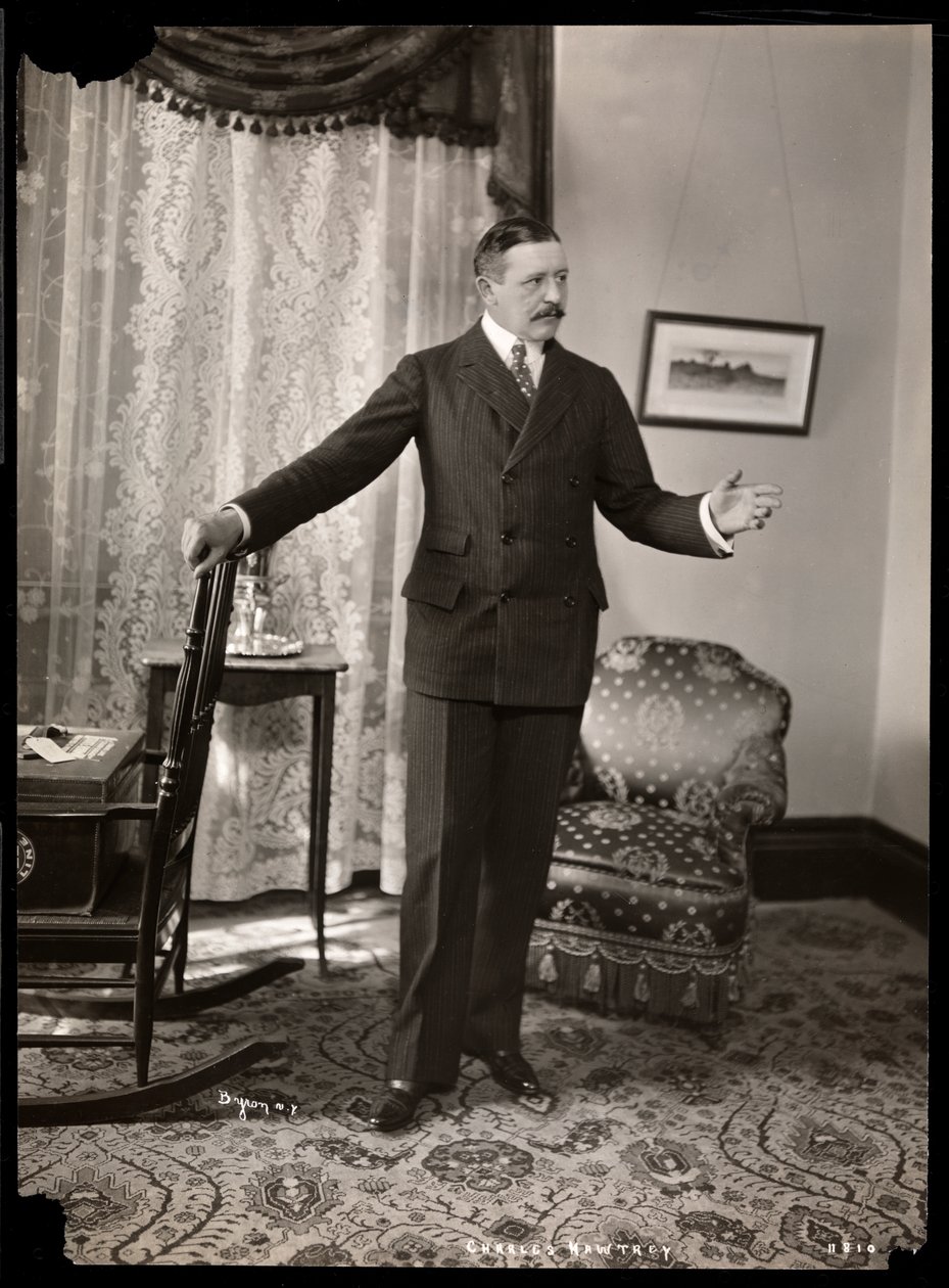 Charles Hawtrey i sin lejlighed i Holland House på Fifth Avenue, New York, 1901-2 (sølv gelatinetryk) af Byron Company