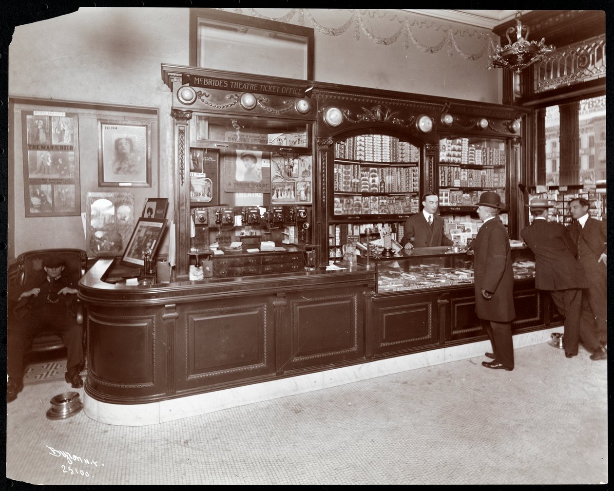 Cigar- og teaterbilletsalgsdisk på Hotel Cadillac, 1907 (sølv gelatinetryk) af Byron Company