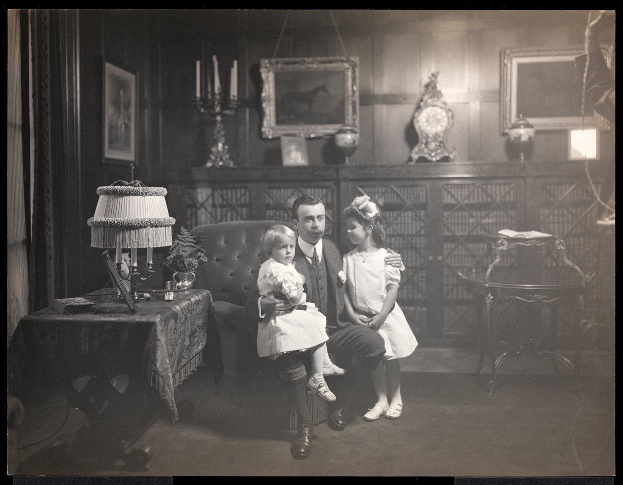 Clarence Mackay med sine børn i biblioteket i Harbor Hill, i Roslyn, Long Island, ca. 1905 (sølv gelatinetryk) af Byron Company