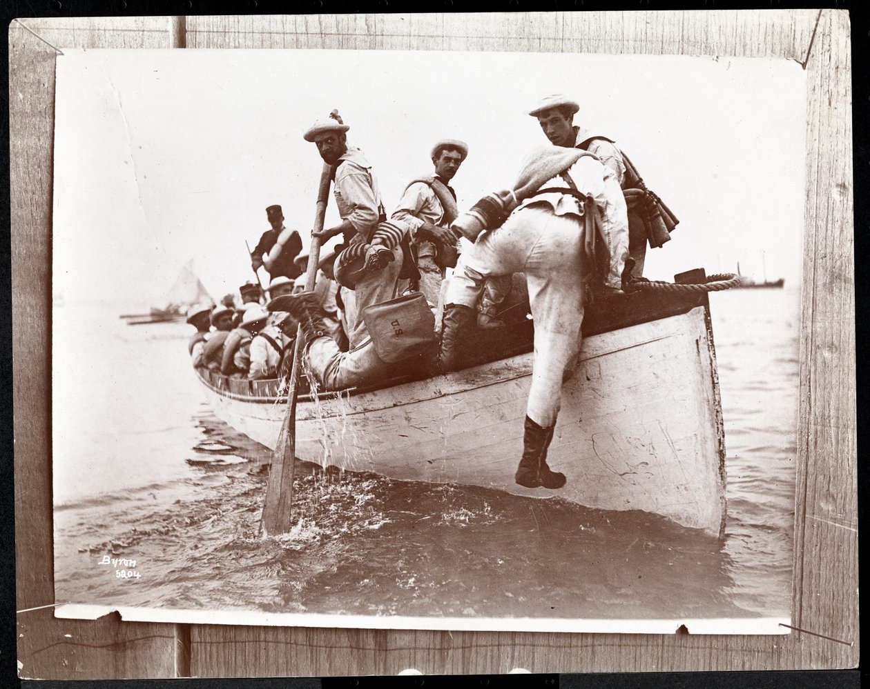 Kopifotografi af et tidligere foto af Naval Reserves på Fishers Island, New York med en gruppe sømænd i en robåd, 1898 (sølv gelatinetryk) af Byron Company
