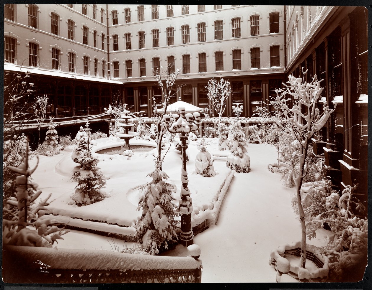 Courtyard of the Park Avenue Hotel, 1908 (sølv gelatinetryk) af Byron Company