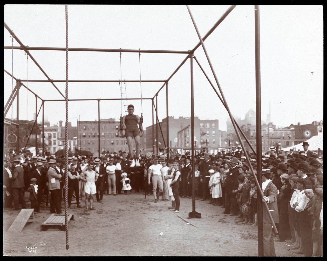 Publikum ser på en gymnast på Hudson Bank Gymnasium and Playground, 53rd Street og 11th Avenue, New York, 1898 (sølv gelatinetryk) af Byron Company
