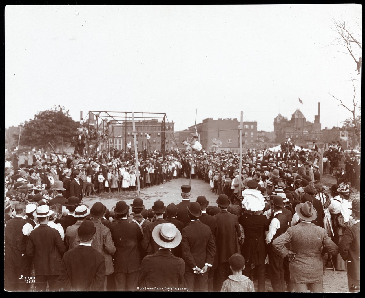 Publikum ser på en polevolutter på Hudson Bank Gymnasium and Playground, 53rd Street og 11th Avenue, New York, 1898 (sølv gelatinetryk) af Byron Company