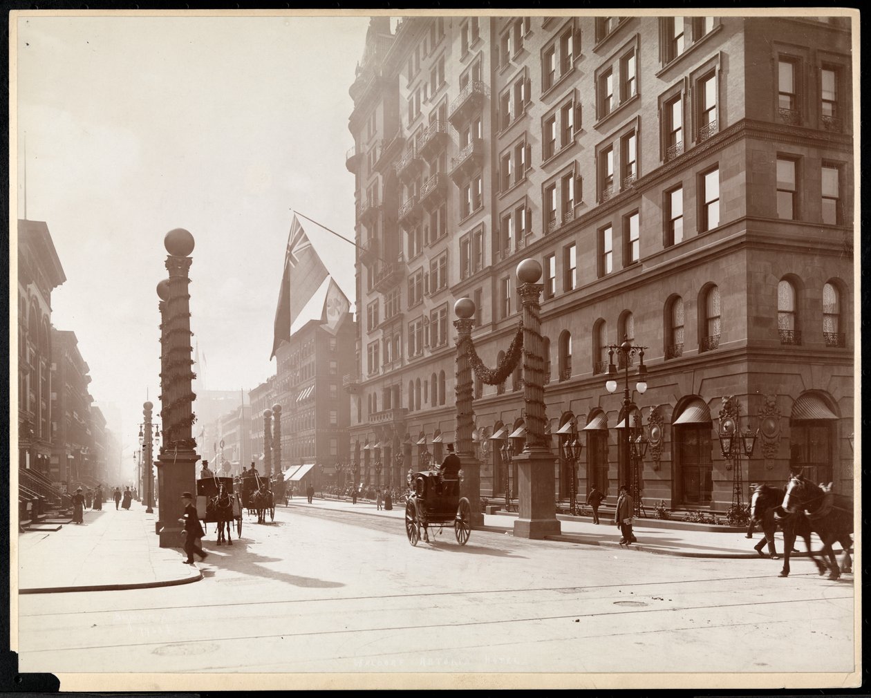 Dekorationer til Dewey Parade på Waldorf Astoria Hotel, 33rd Street og 5th Avenue, New York, 1899 (sølv gelatinetryk) af Byron Company