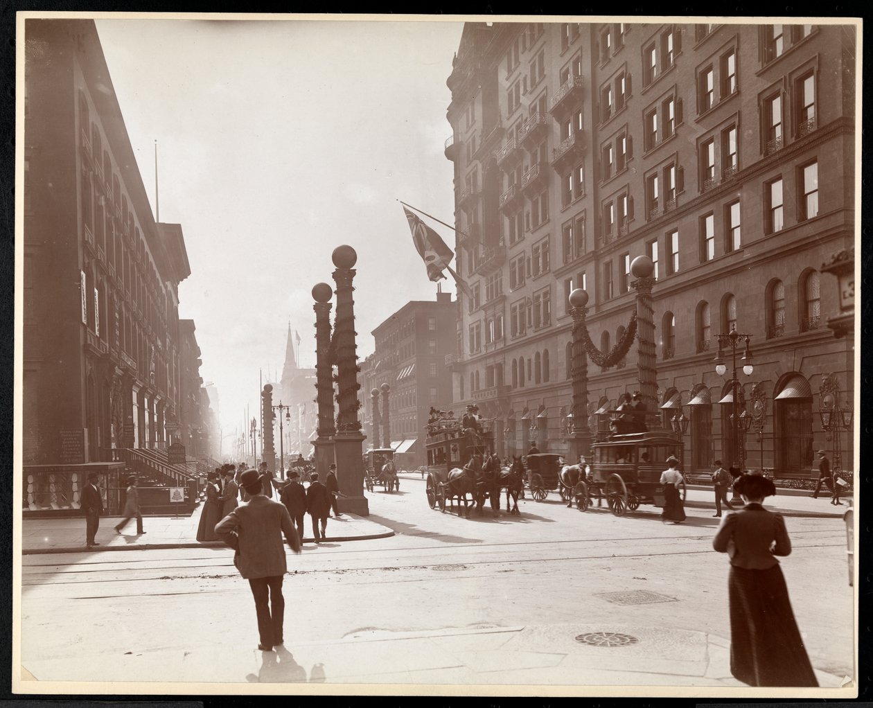 Dekorationer til Dewey Parade foran Waldorf Astoria Hotel på 33rd Street og 5th Avenue, New York, 1899 (sølv gelatinetryk) af Byron Company