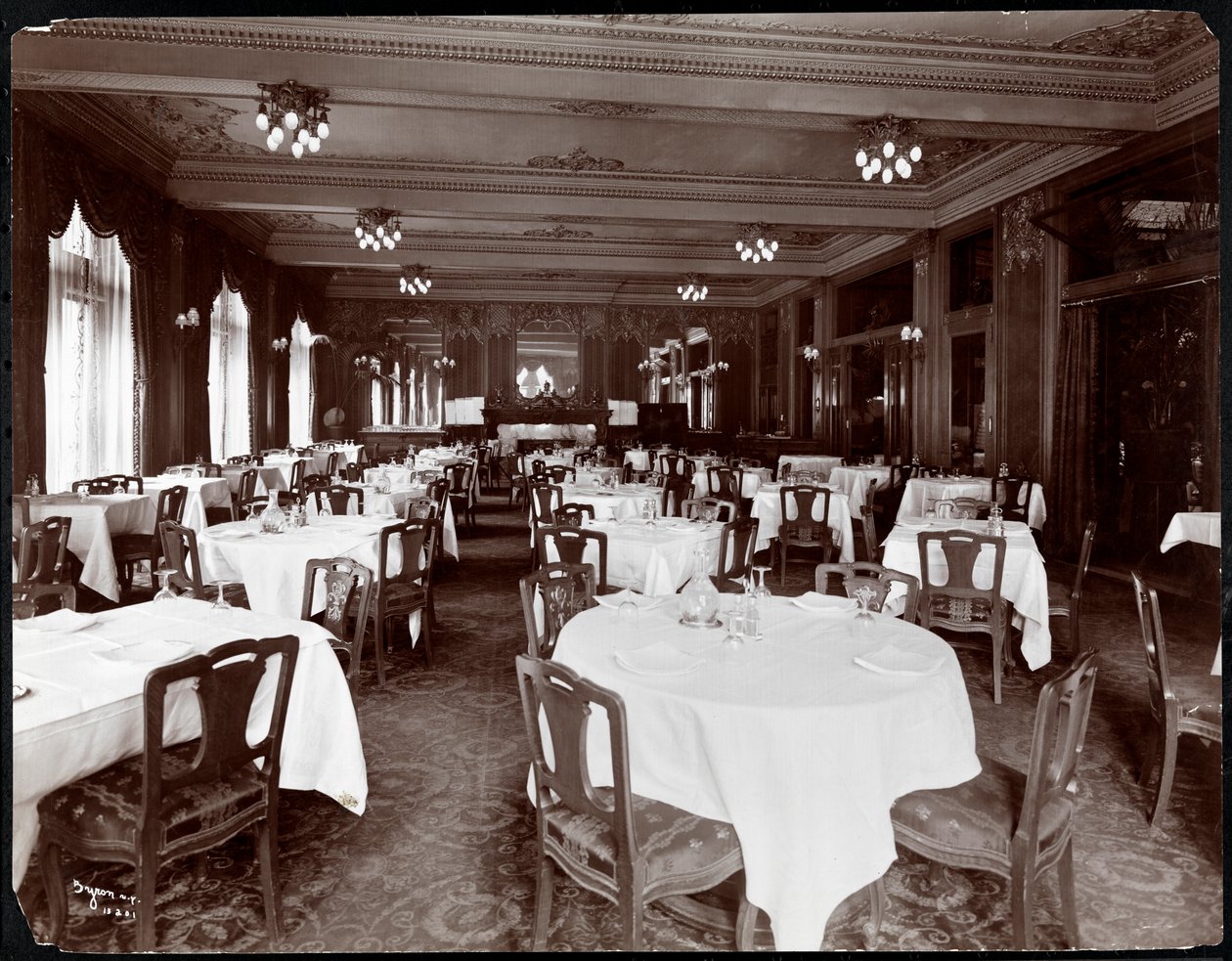 Spisestuen på Hotel Delmonico, 1902 (sølvgelatineprint) af Byron Company