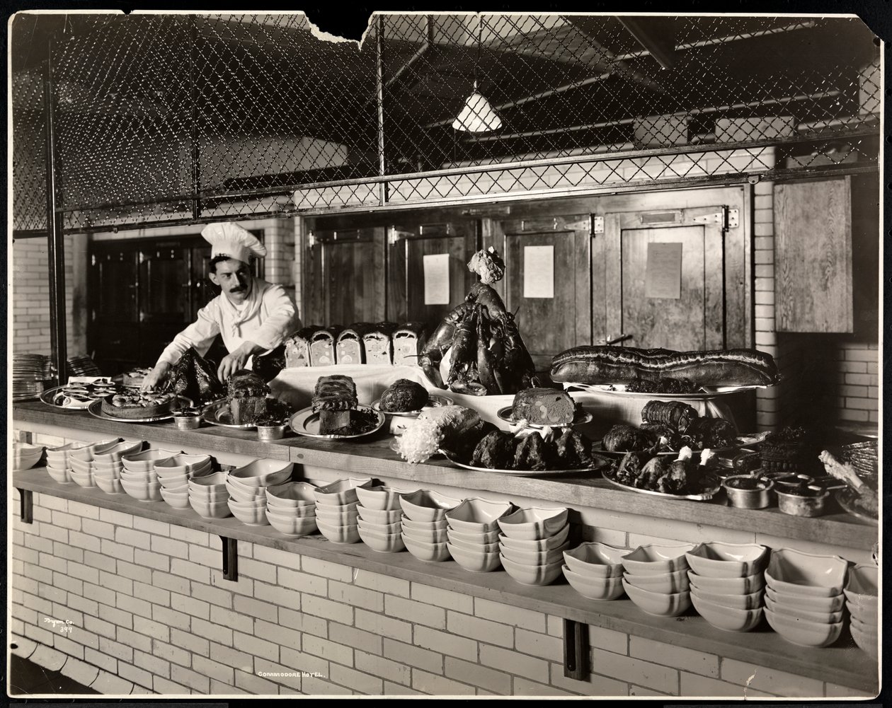 Udstilling af koldt kød i køkkenet på Commodore Hotel, 1919 (sølv gelatinetryk) af Byron Company