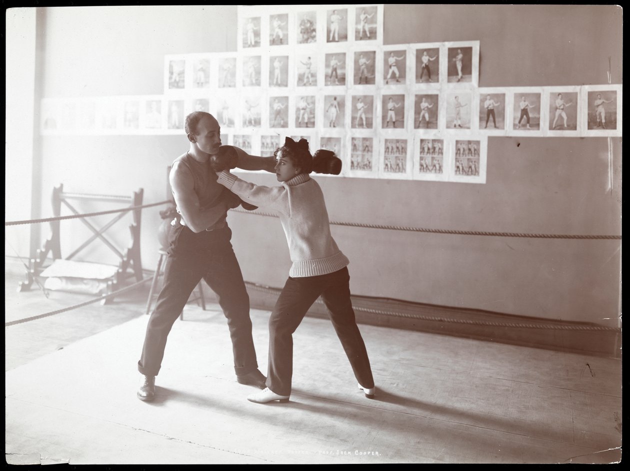 Edna Wallace Hopper poserede i en boksering med Jack Cooper i hans gymnastiksal på Broadway og 37th Street, New York, 1899 (sølvgelatineprint) af Byron Company