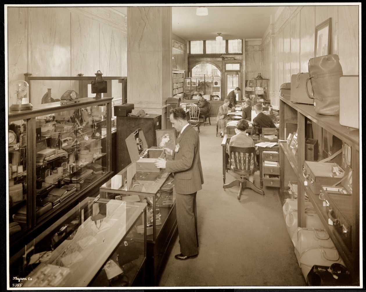 En Route Service, Inc., på Savoy Plaza Hotel, 59th Street og 5th Avenue, New York, 1928 (sølv gelatinetryk) af Byron Company