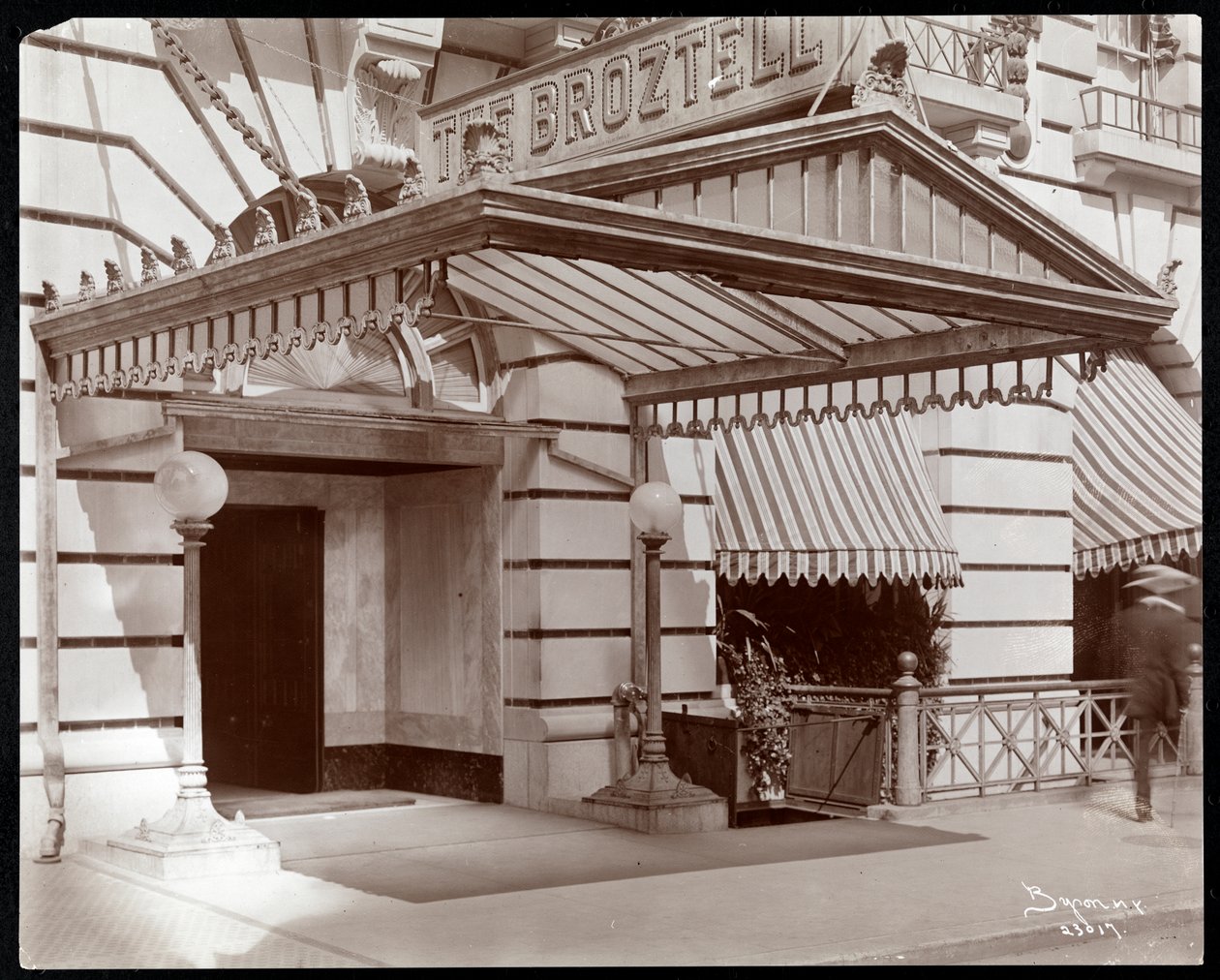 Indgangen til Hotel Broztell, 3 East 27th Street, New York, 1906 (sølv gelatinetryk) af Byron Company