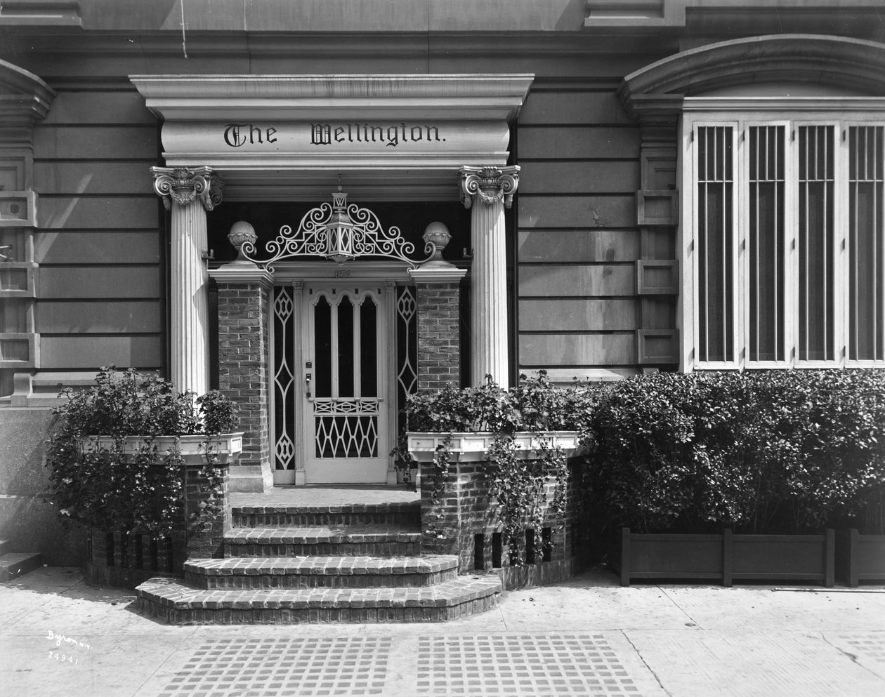 Indgang til Hotel Wellington, 871 7th Avenue, New York, 1907 (sølv gelatinetryk) af Byron Company