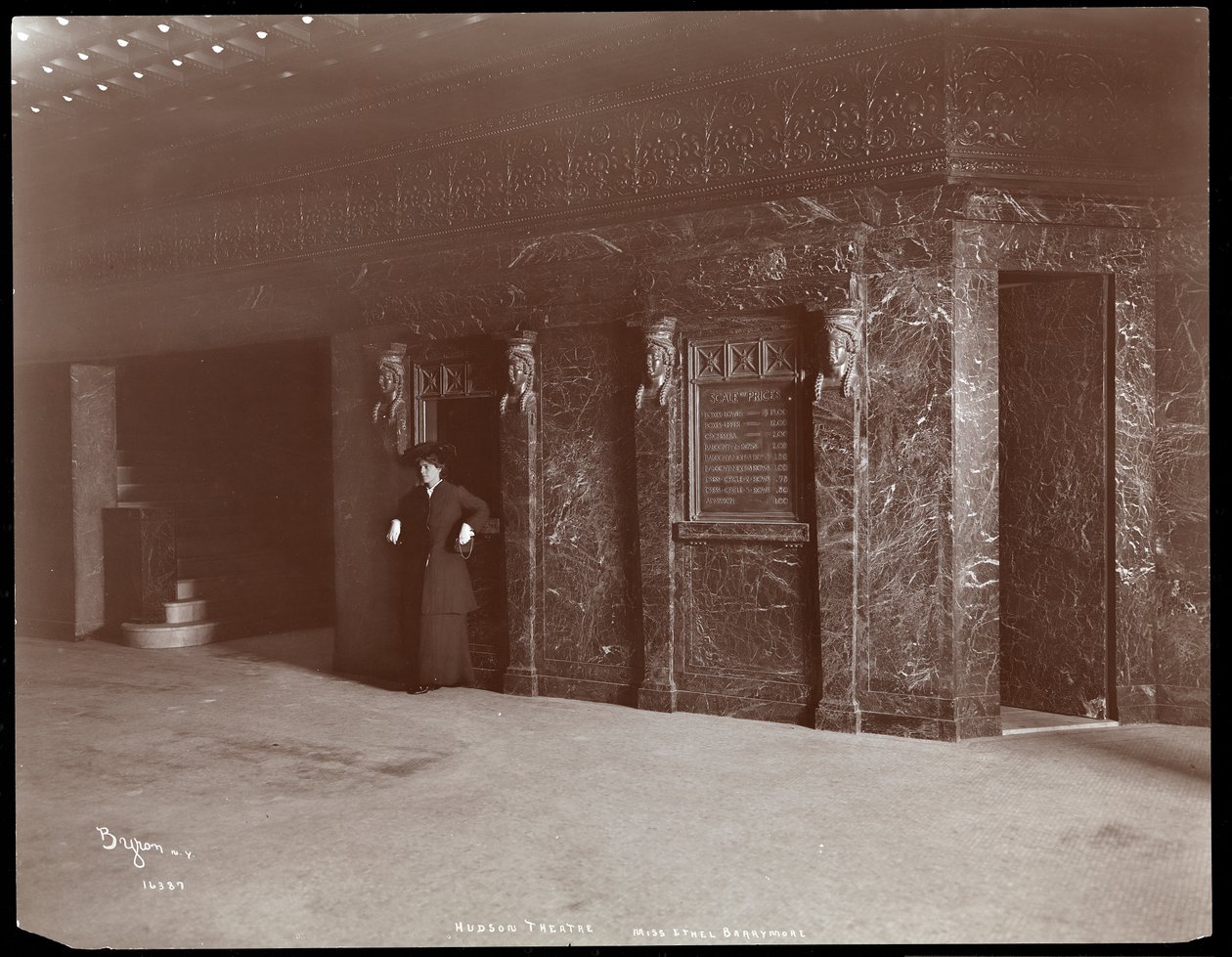 Ethel Barrymore i Hudson Theatre-lobbyen i New York, 1903 (sølv gelatinetryk) af Byron Company