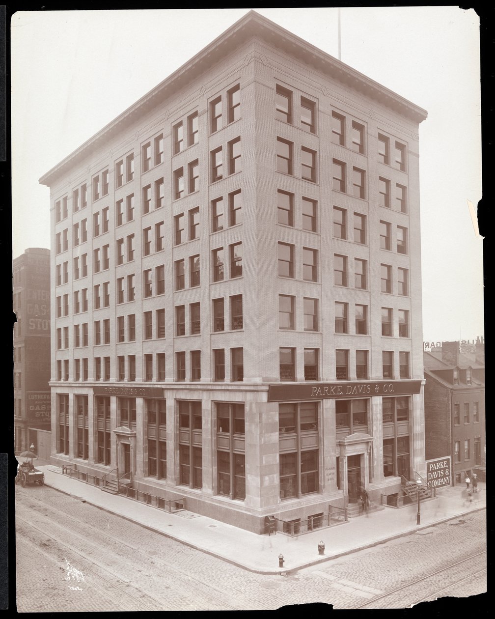 Udvendigt billede af Parke, Davis und Co. bygningen, Hudson und Vestry Streets, New York, 1910 (sølv gelatinetryk) af Byron Company