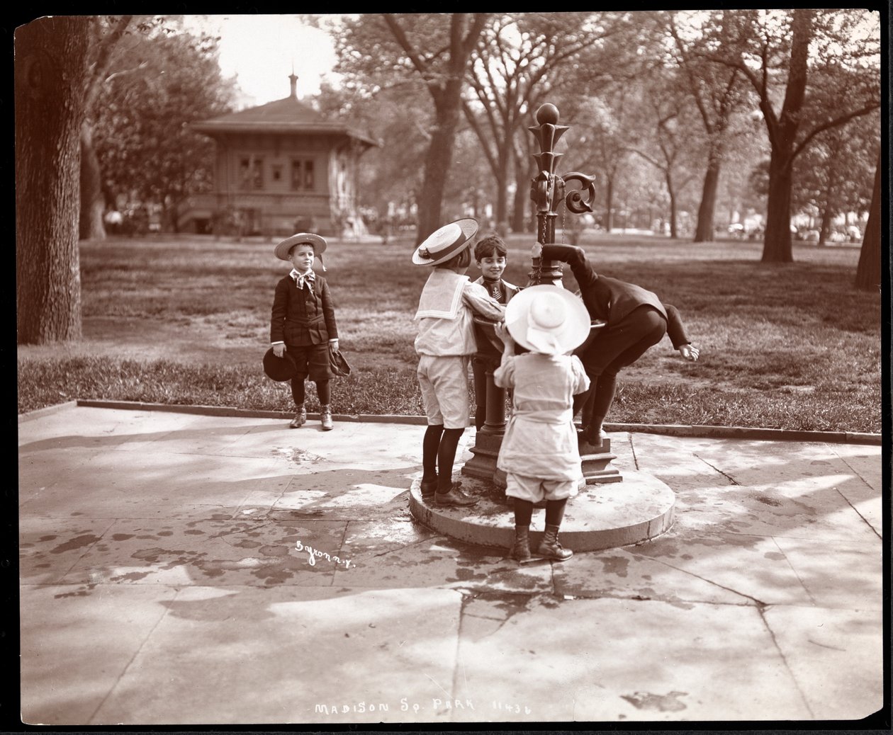 Fem børn leger og drikker ved springvandet på Madison Square, New York, 1901 (sølv gelatinetryk) af Byron Company
