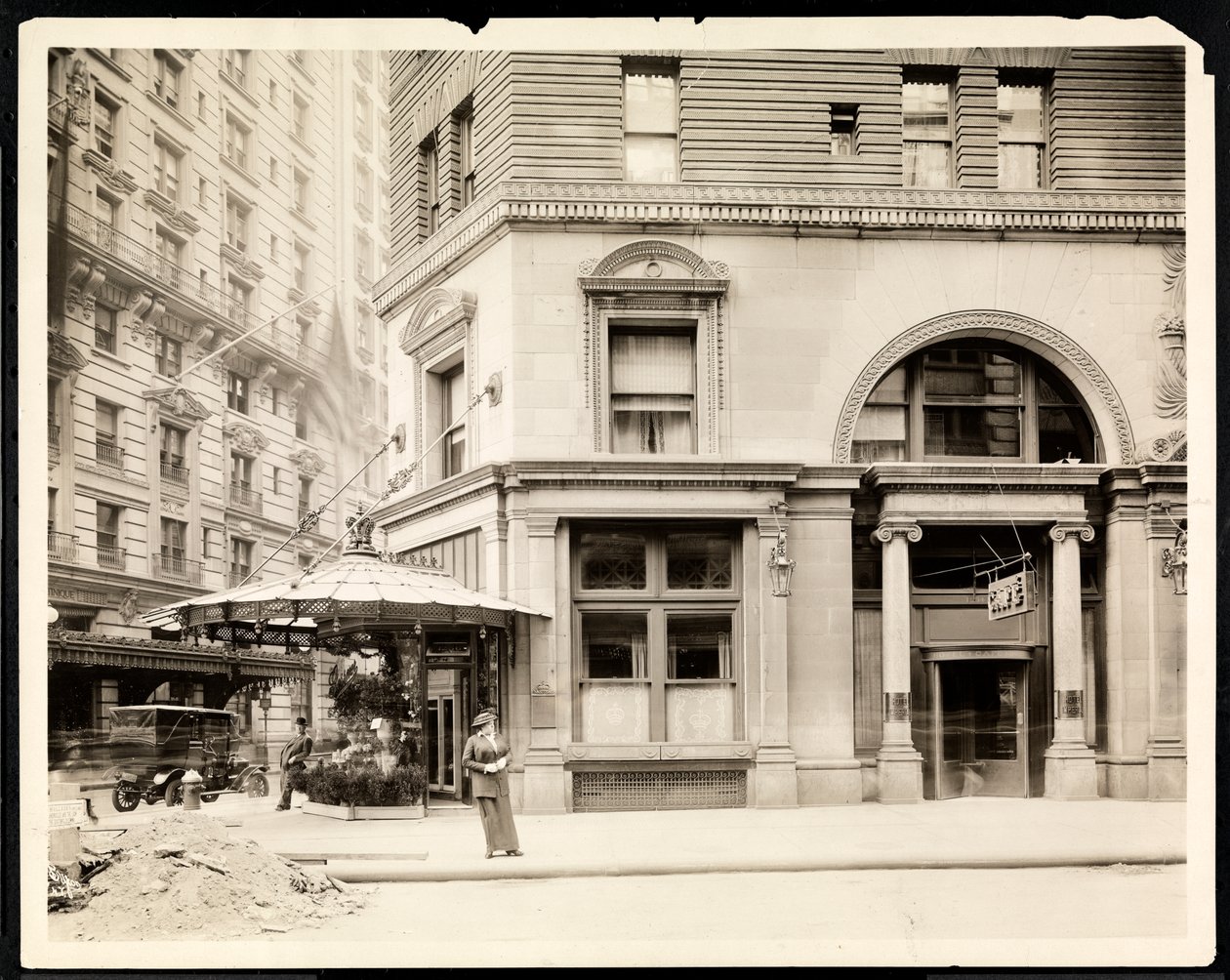 Blomsterstand og indgang til Hotel Imperial Cafe på Broadway og 32nd Street, New York, ca. 1905 (sølv gelatinetryk) af Byron Company