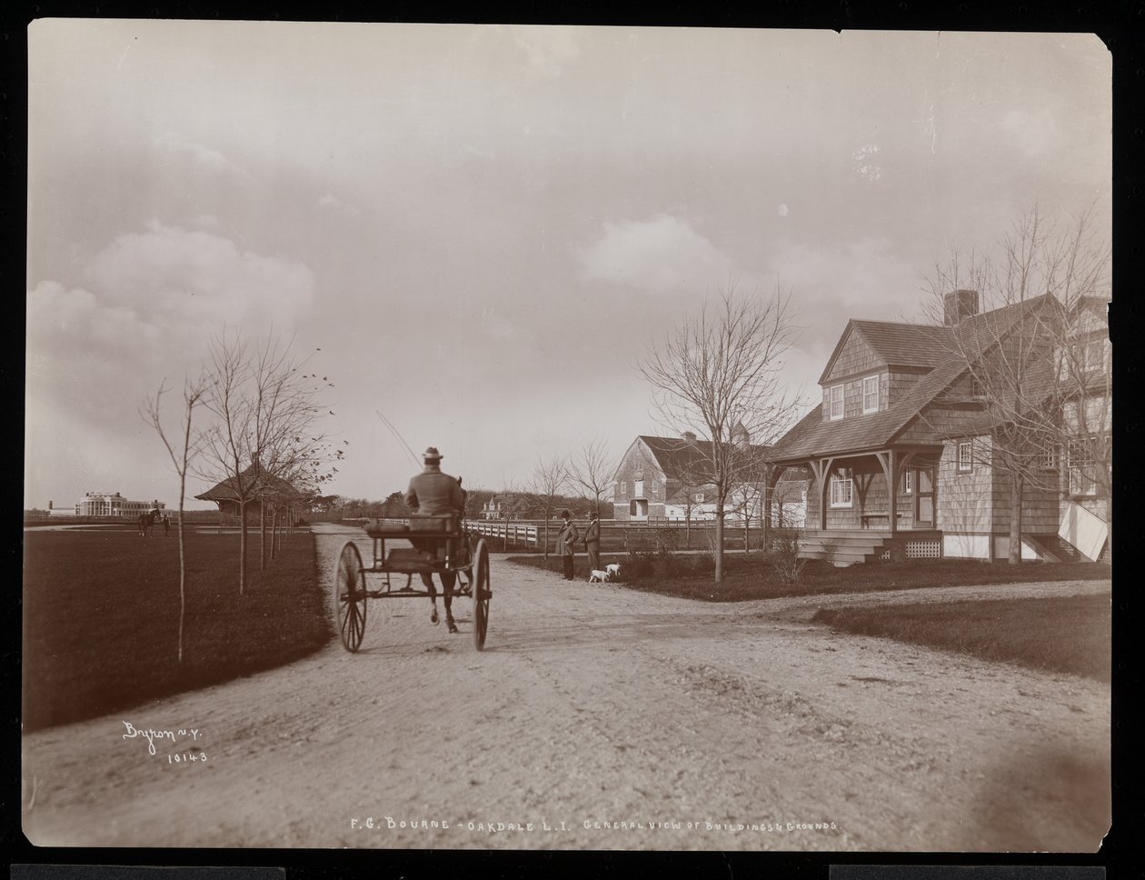 Oversigt over huse og bygninger på F.G. Bournes ejendom i Oakdale, Long Island, New York, 1900 (sølv gelatinetryk) af Byron Company