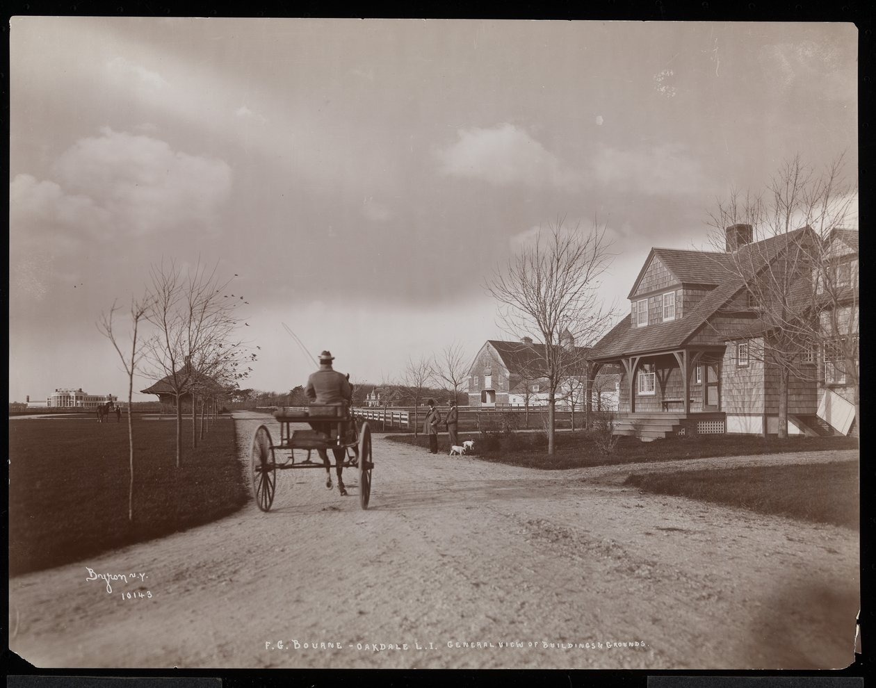 Oversigt over huse og bygninger på F.G. Bournes ejendom i Oakdale, Long Island, New York, 1900 (sølv gelatinetryk) af Byron Company