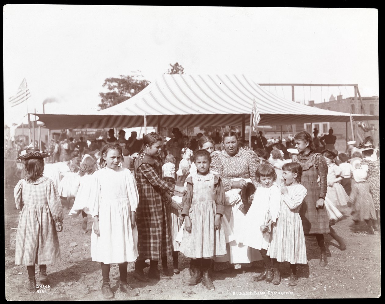 Gruppe af piger og en kvinde på Hudson Bank Gymnasium and Playground, 53rd Street og 11th Avenue, New York, 1898 (sølv gelatinetryk) af Byron Company