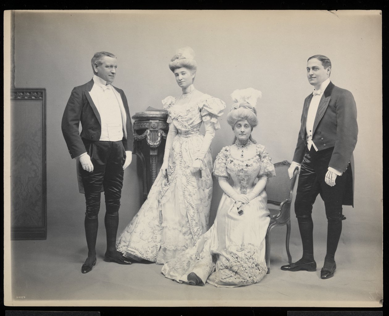 Gruppeportræt af Sydney Dillon Ripley med tre andre ved James Hazen Hyde Ball, New York, 31. januar 1905 (sølv gelatinetryk) af Byron Company