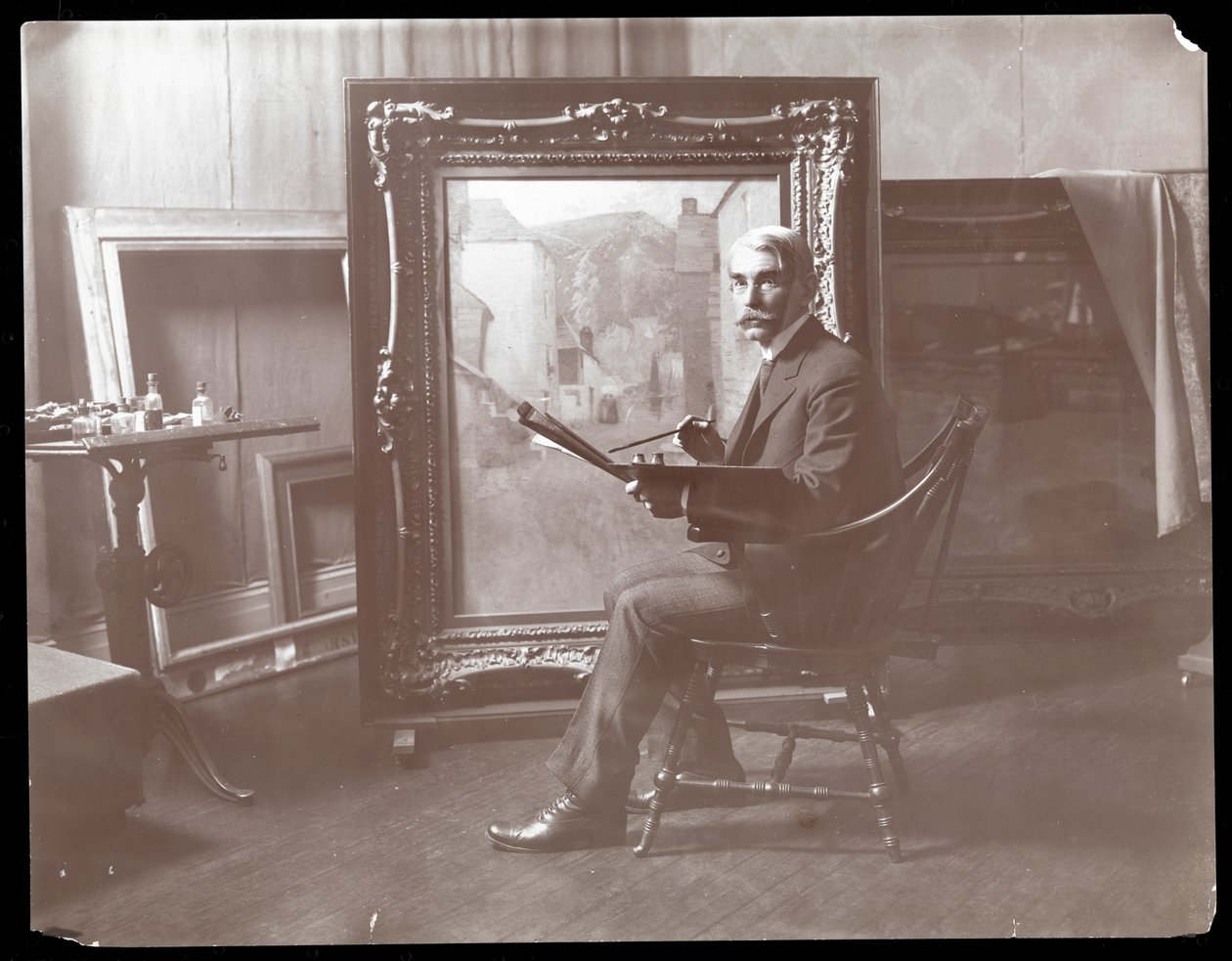 H.B. Snell i sit atelier, New York, 1907 (sølvgelatineprint) af Byron Company
