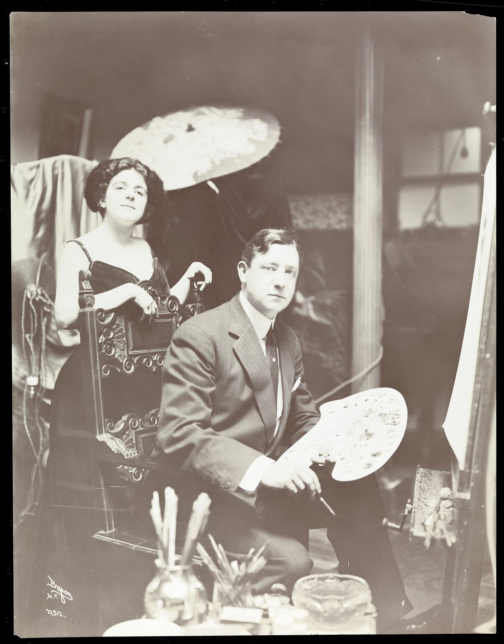 Harrison Fisher og model, 1908-9 (sølv gelatinetryk) af Byron Company