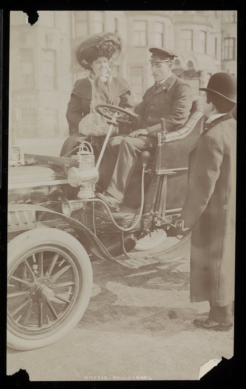 Hattie Williams siddende med chauffør i en af New York Citys første biler, New York, 1890-1910 (sølv gelatinetryk) af Byron Company