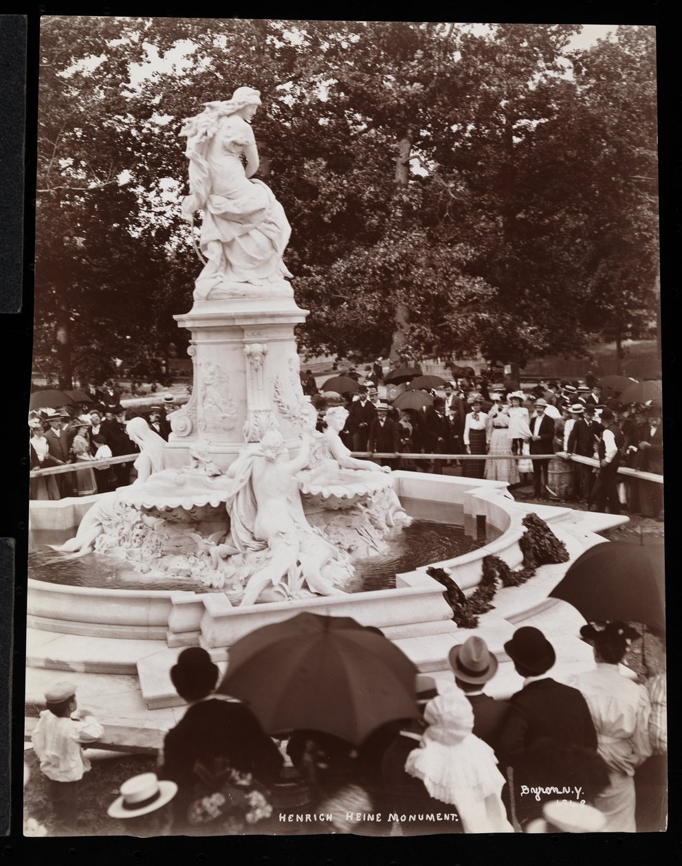 Heinrich Heine-monumentet (Lorelei-fontænen) og mængden ved afsløringen, Grand Concourse og 164th Street, The Bronx, New York, 1899 (sølvgelatineprint) af Byron Company