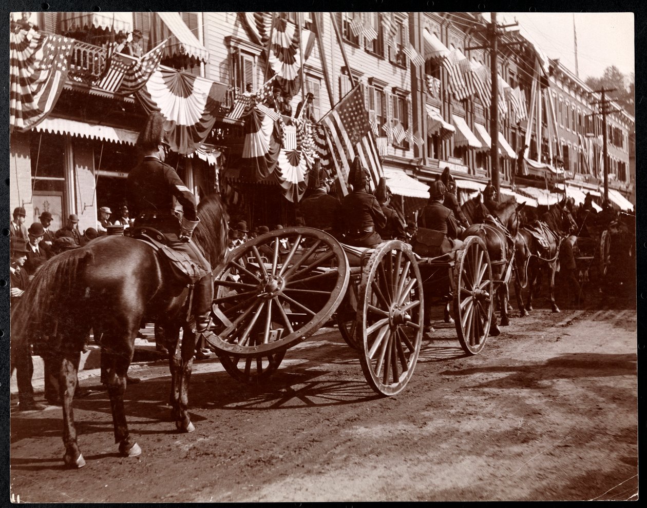 Hestetrukket artilleri på parade ved Dobbs Ferry, New York, 1898 (sølv gelatinetryk) af Byron Company
