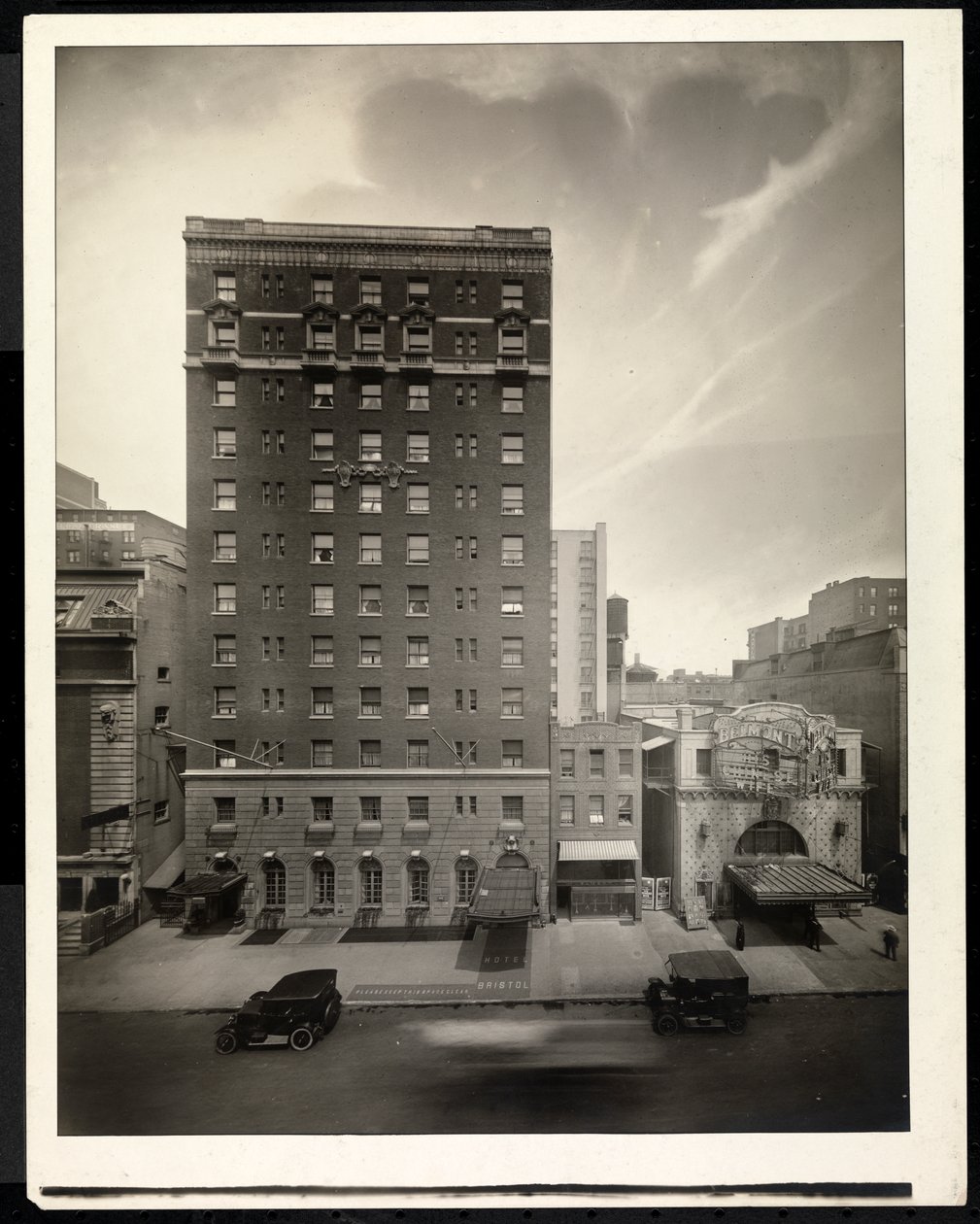 Hotel Bristol, 48th Street, New York, 1920 (sølv gelatinetryk) af Byron Company