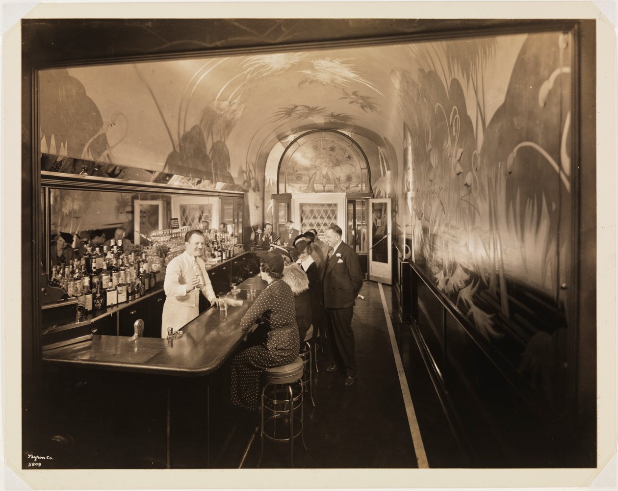 Hotel Woodward, interiør, baren, med mennesker, 1937 (gelatin sølvprint) af Byron Company