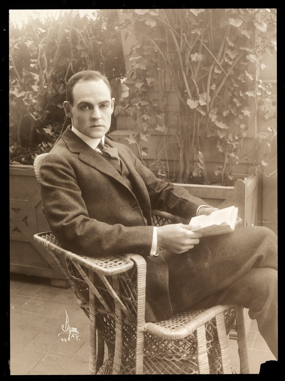 Howard Estabrook i en have, 1915-16 (sølv gelatinetryk) af Byron Company