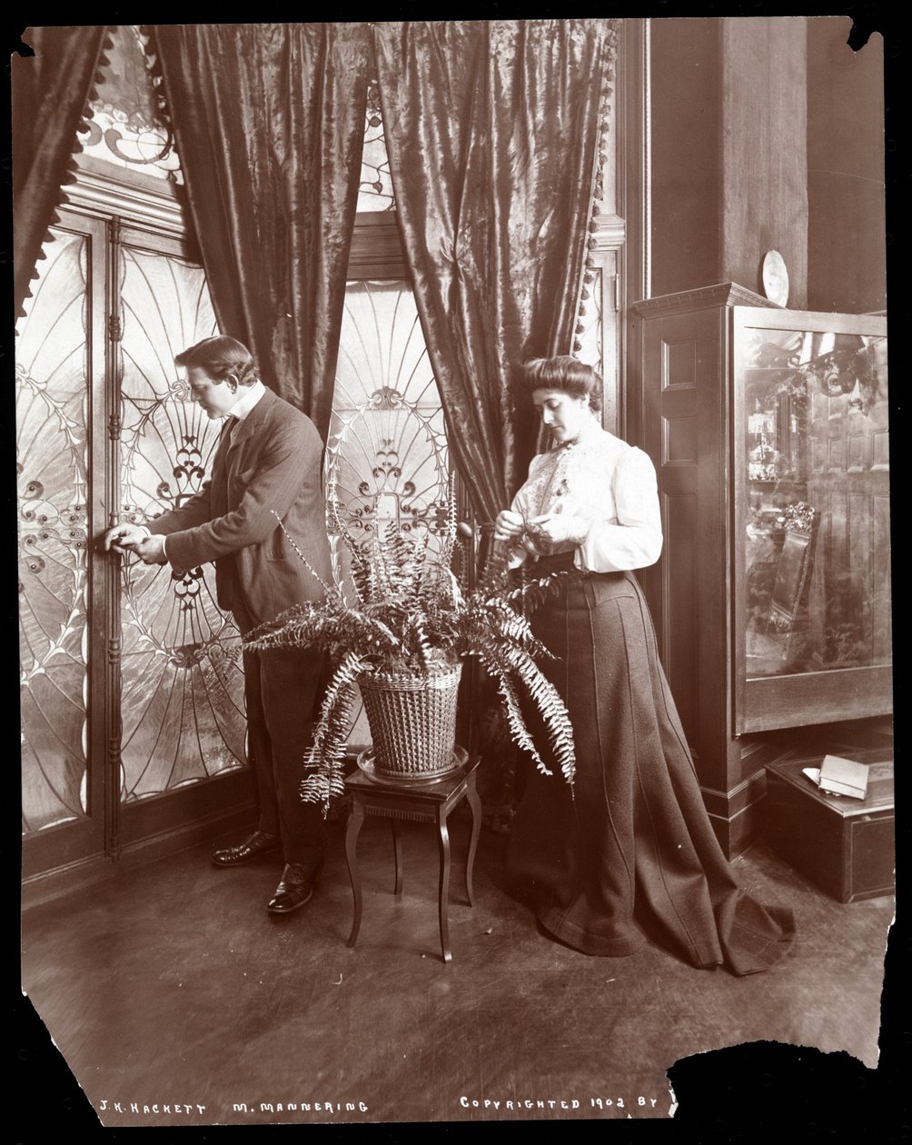 James K. Hackett and Wife (Mary Mannering) at Home, ca. 1902 (sølv gelatinetryk) af Byron Company
