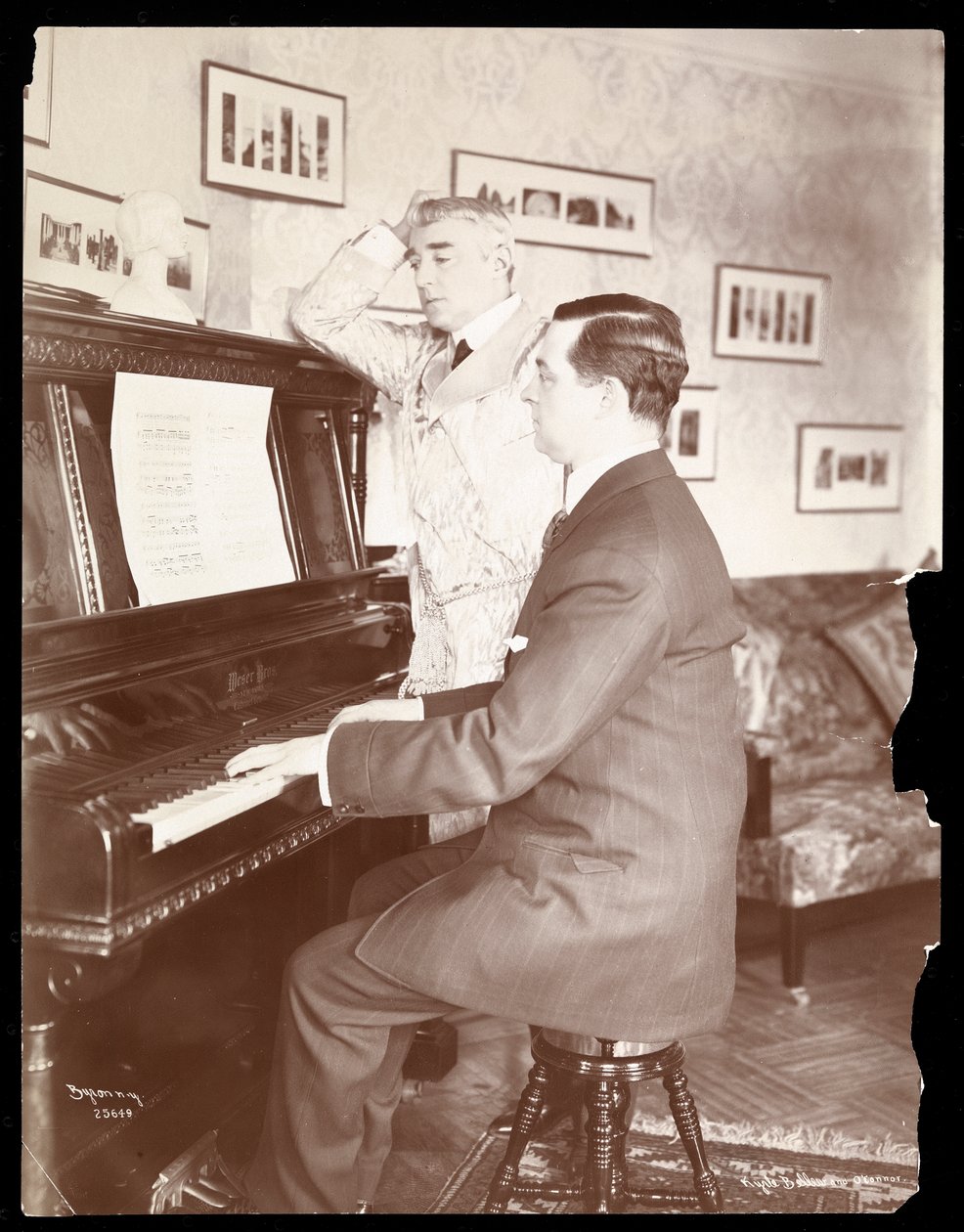 Kyrle Bellew og ven ved klaveret i Bellew