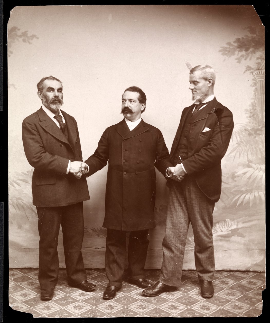 Arbejderlederne Samuel Gompers, John Burns og Holmes, 1893-4 (sølvgelatineprint) af Byron Company