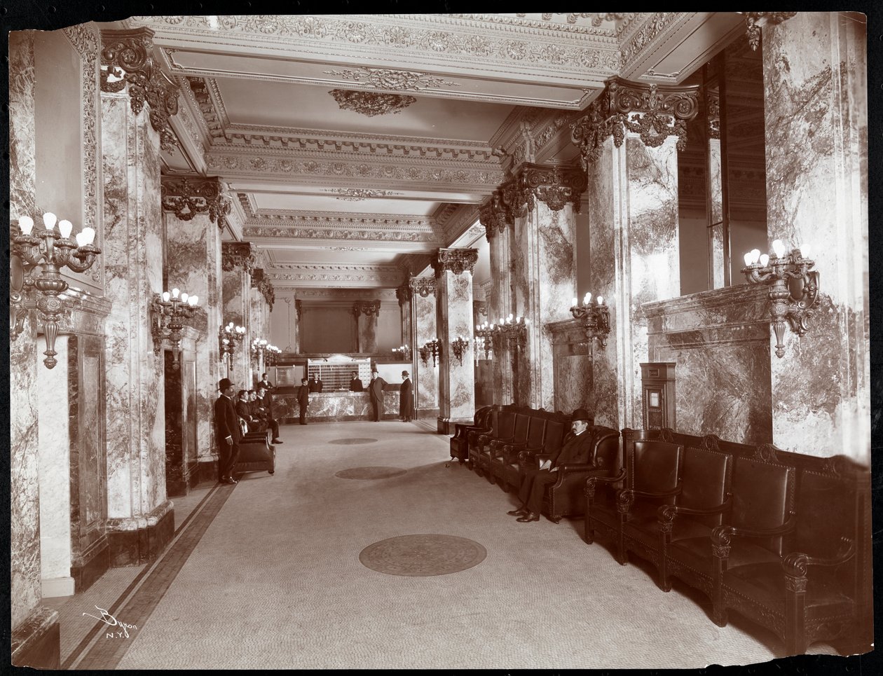 Lobby og registreringsskranke på Hoffman House hotel, 1907 (sølv gelatinetryk) af Byron Company